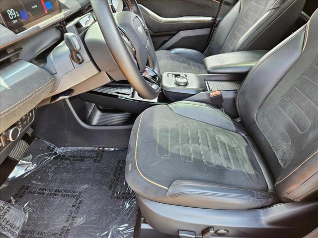 Vehicle image 17 of 25