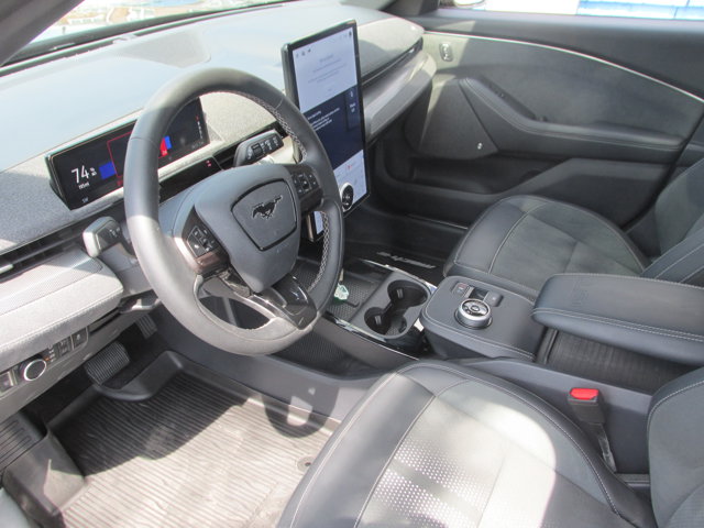 Vehicle image 24 of 43
