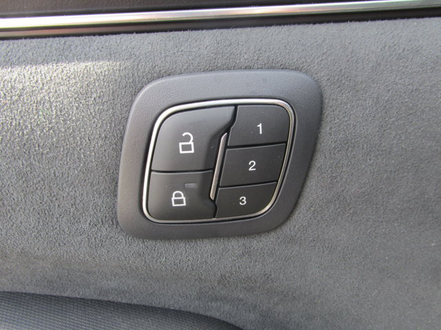 Vehicle image 32 of 43