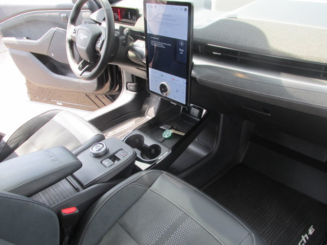 Vehicle image 25 of 43