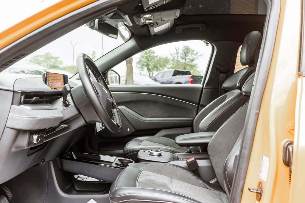 Vehicle image 33 of 43