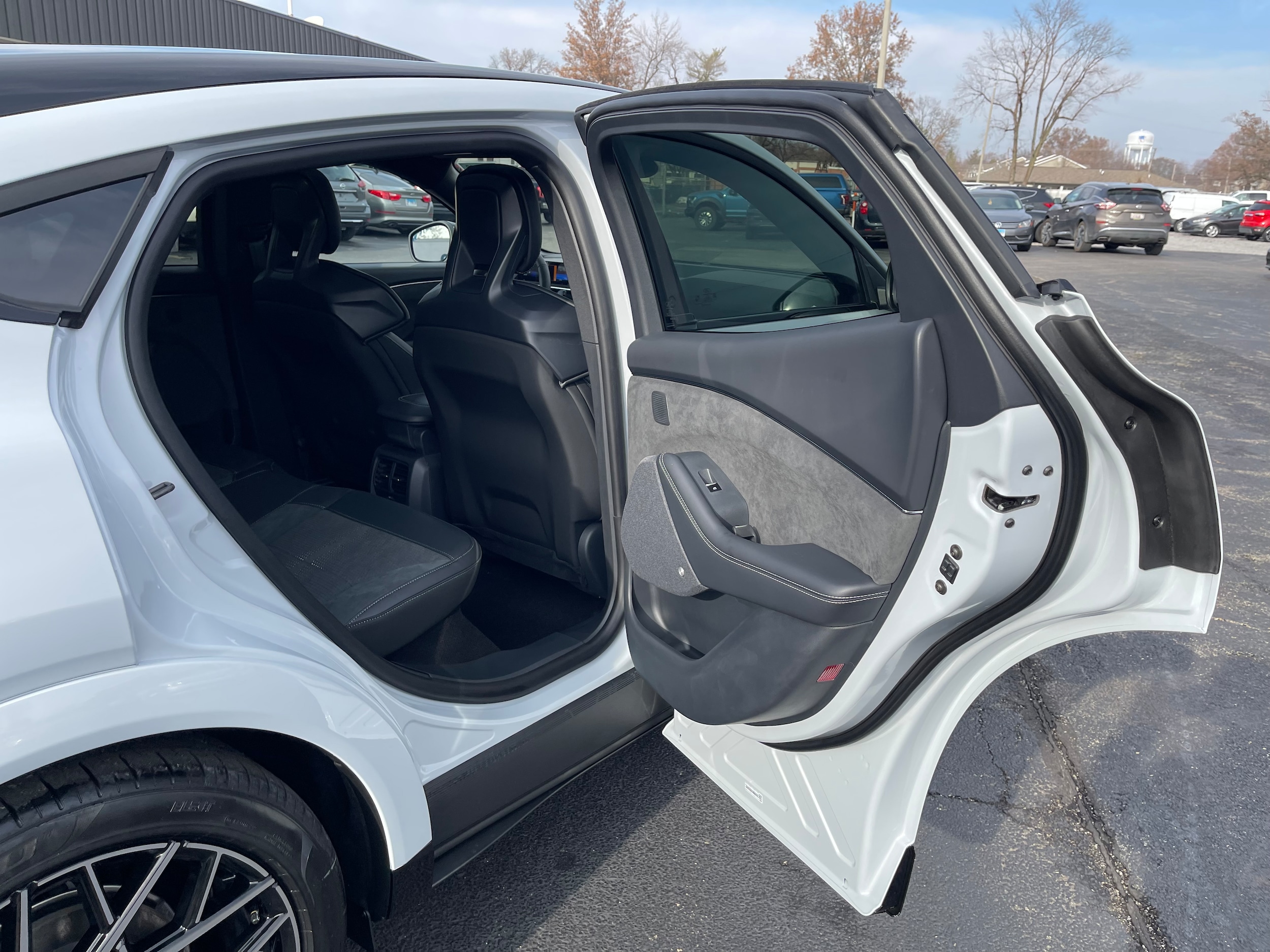 Vehicle image 18 of 36