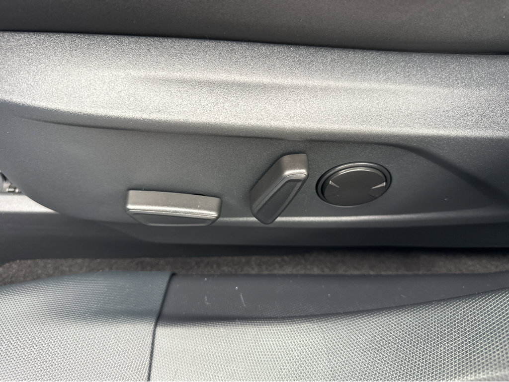 Vehicle image 33 of 46