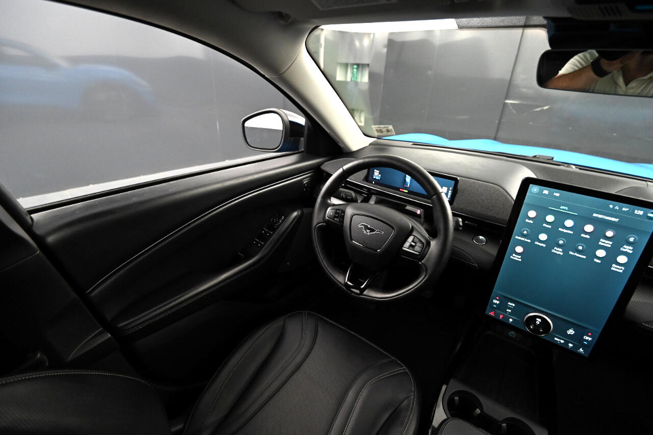 Vehicle image 22 of 48