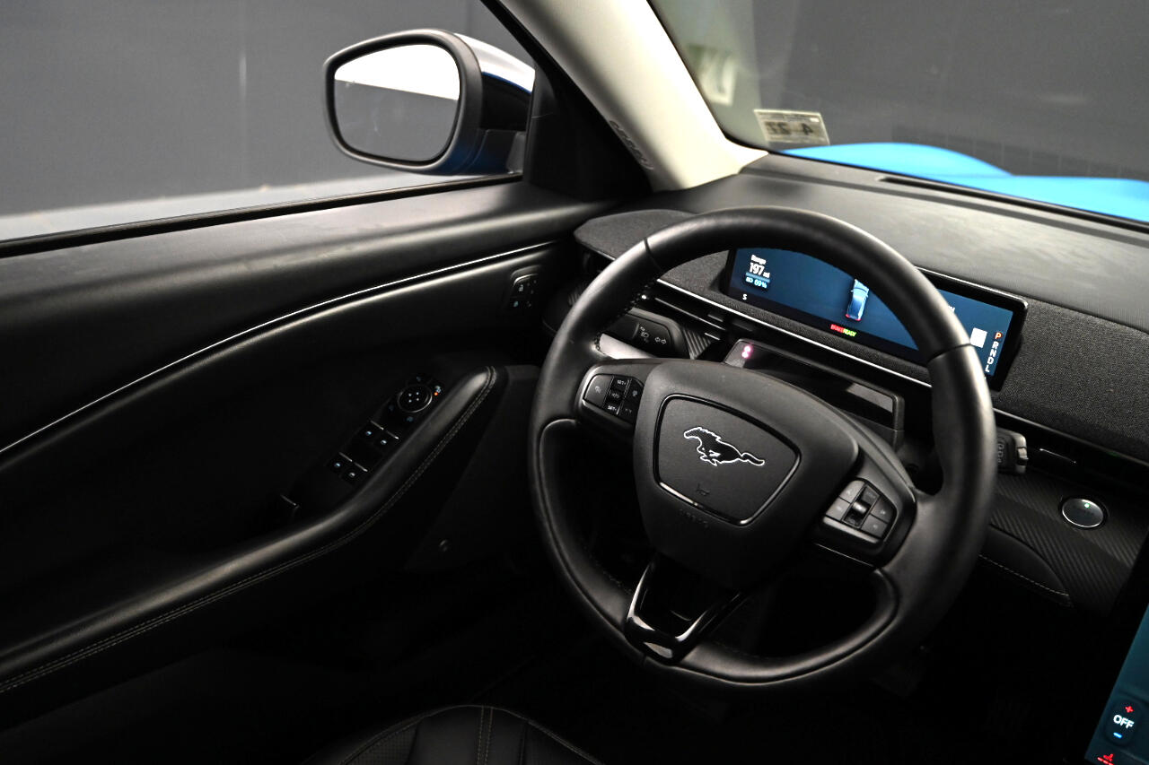 Vehicle image 23 of 48