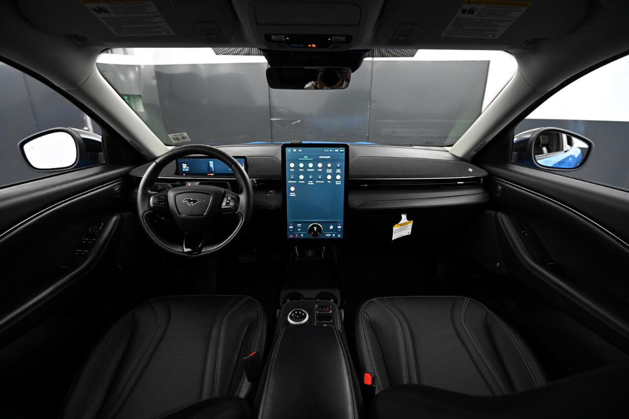 Vehicle image 18 of 48