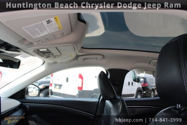 Vehicle image 32 of 43