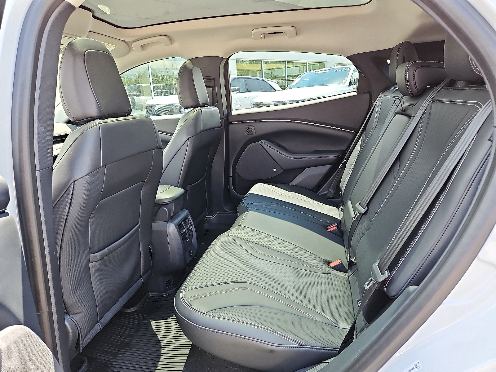 Vehicle image 10 of 31