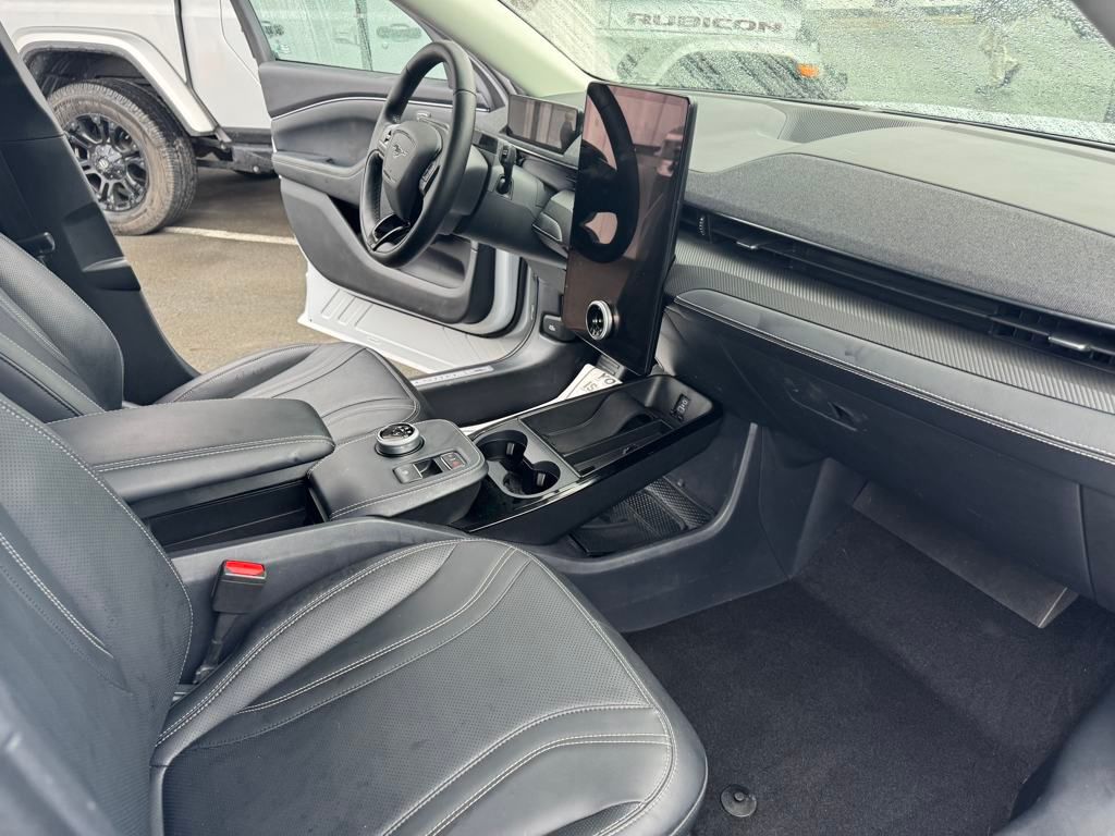Vehicle image 10 of 19