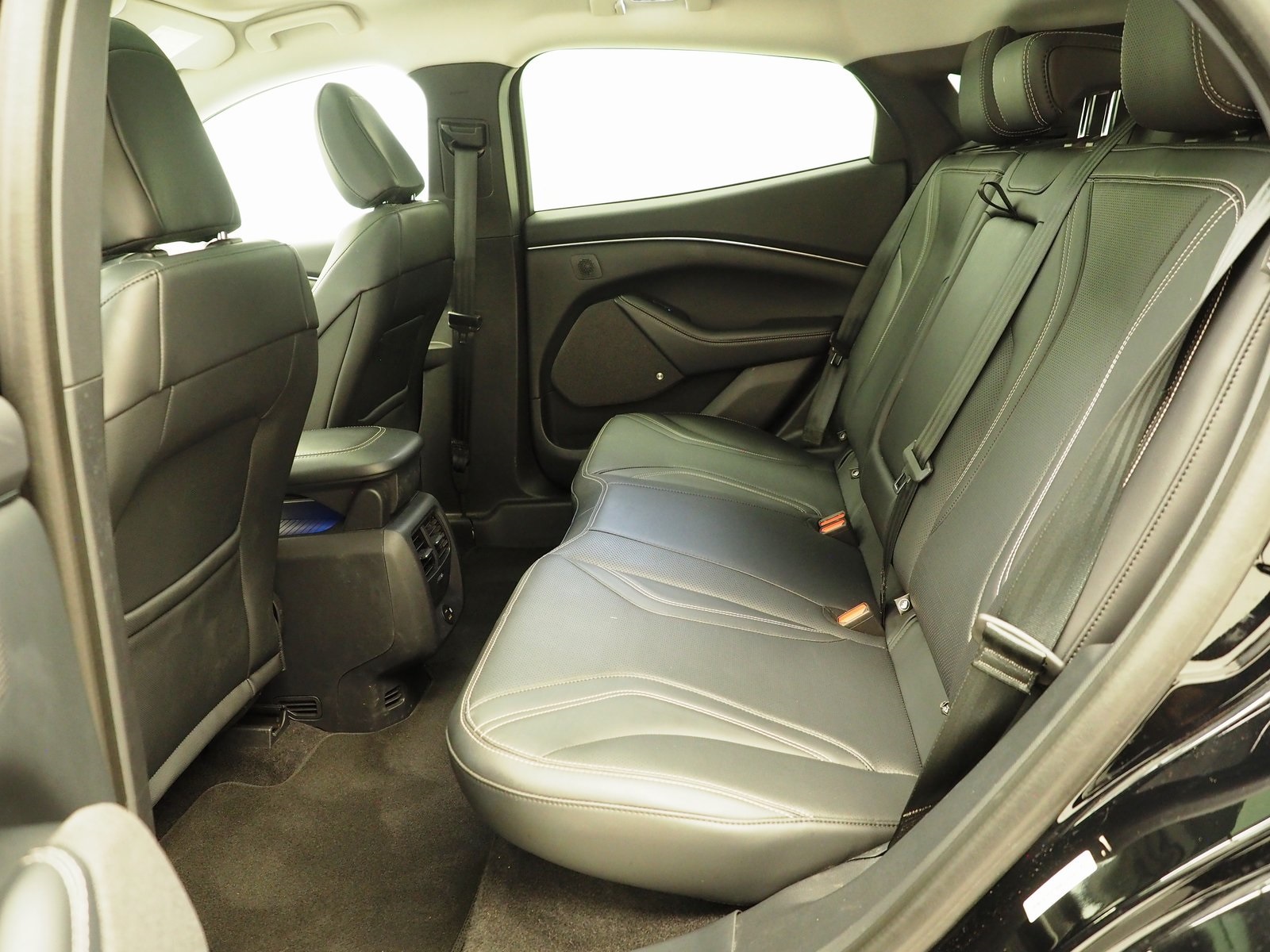 Vehicle image 32 of 40