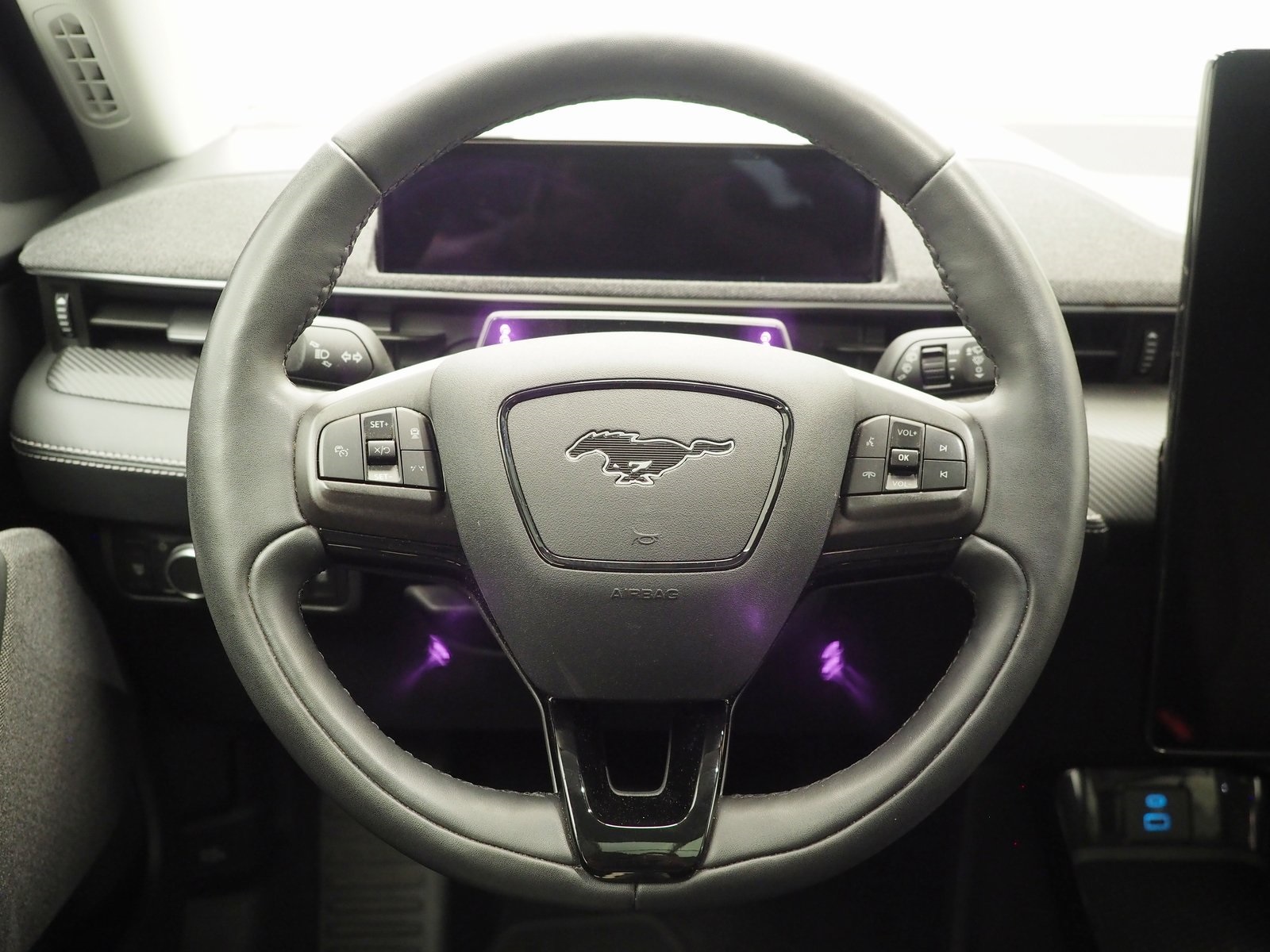 Vehicle image 19 of 40