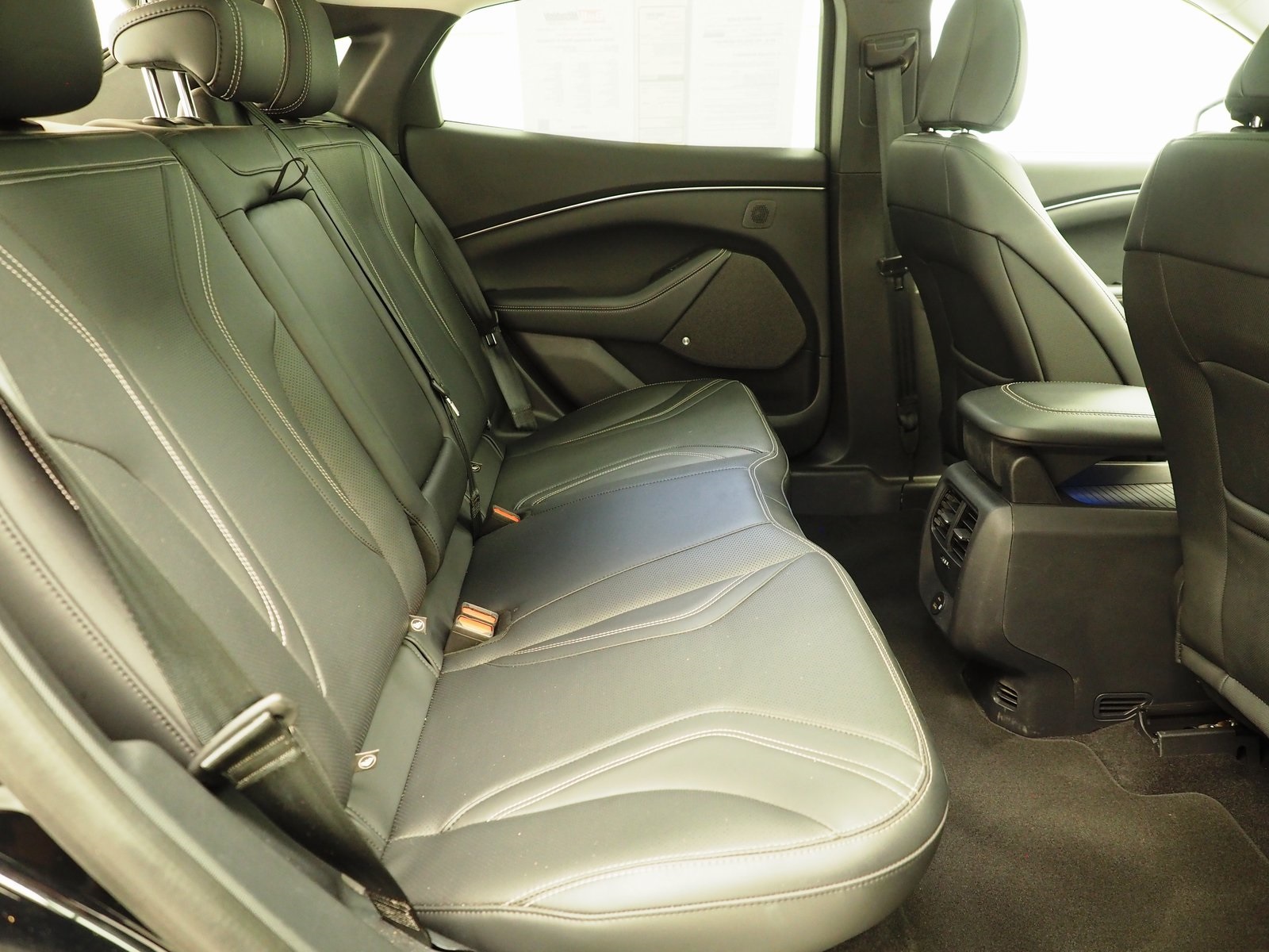 Vehicle image 33 of 40