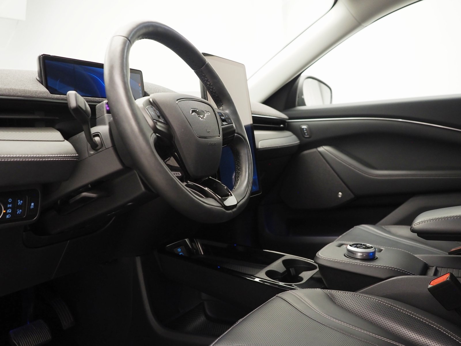 Vehicle image 18 of 40