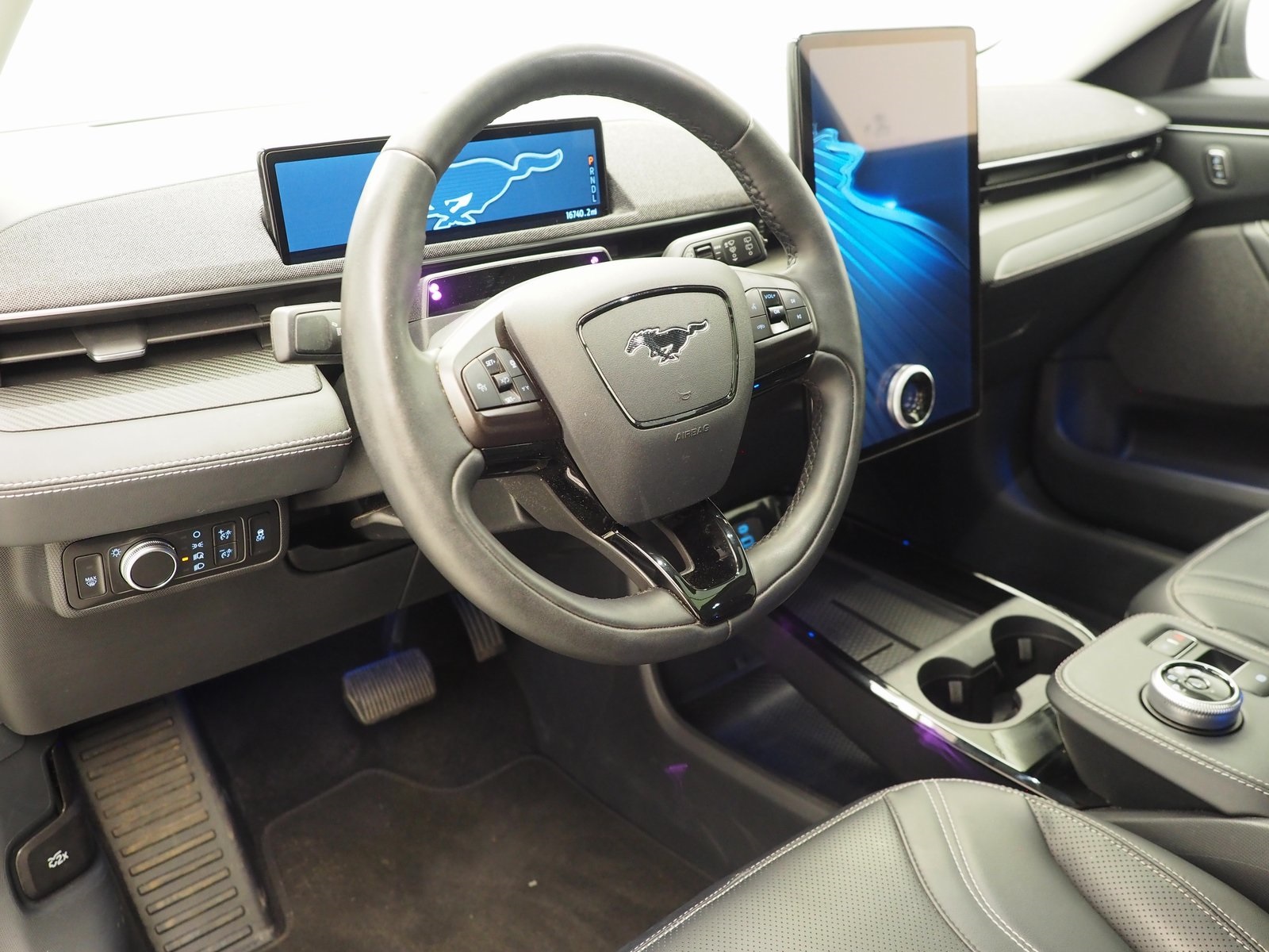 Vehicle image 22 of 40