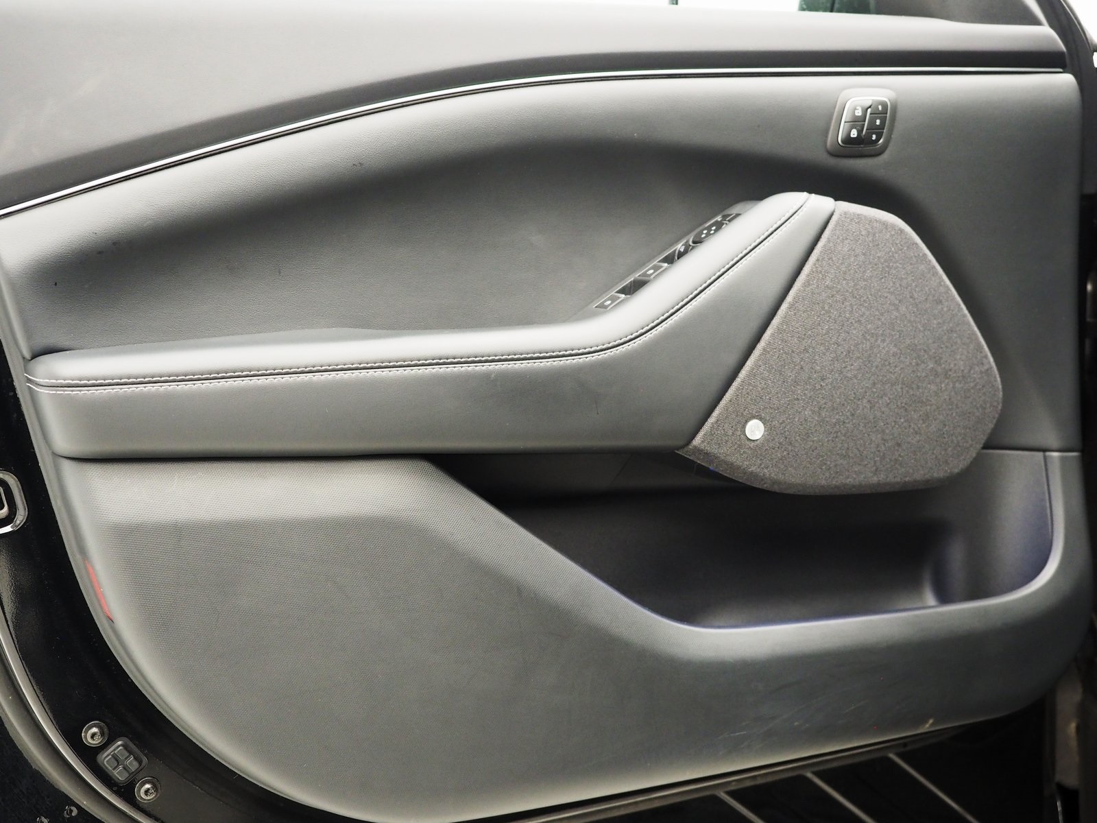 Vehicle image 14 of 40