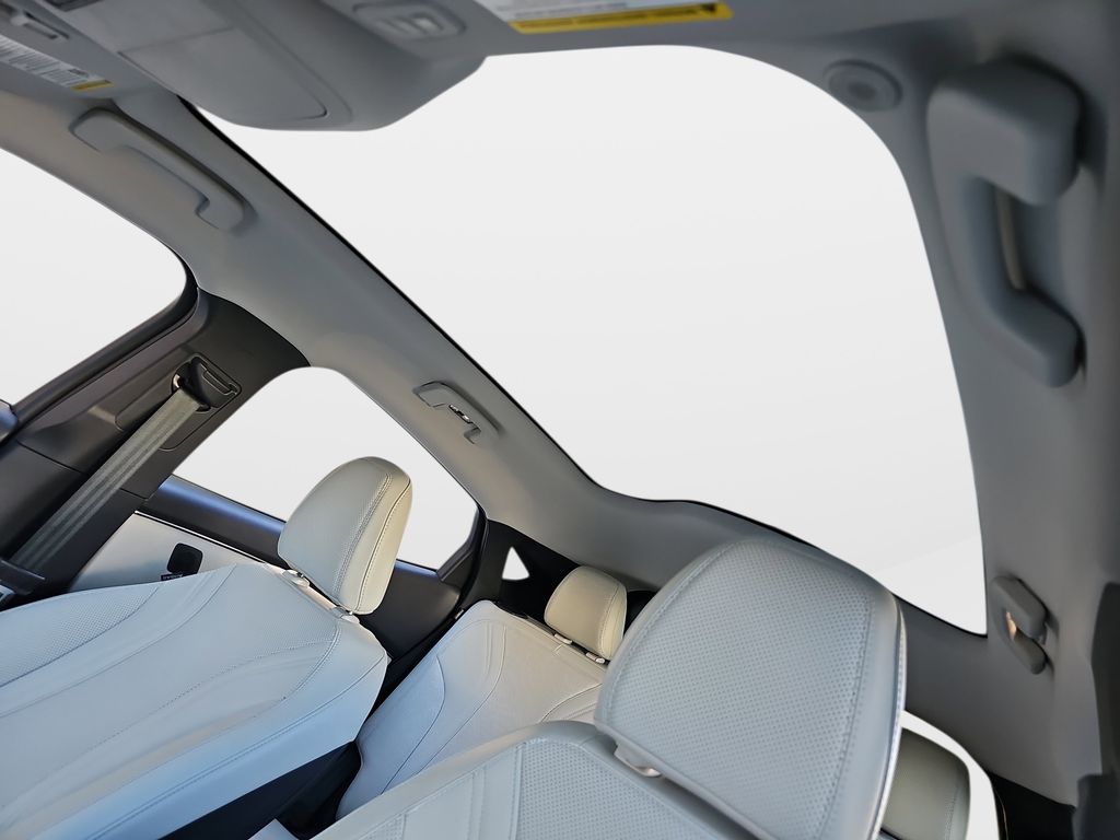 Vehicle image 19 of 25