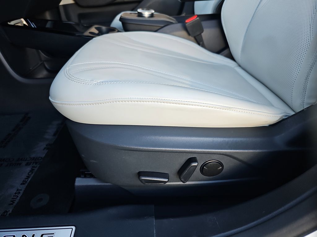 Vehicle image 18 of 25