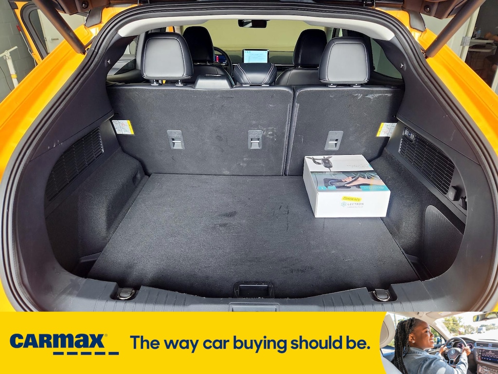 Vehicle image 27 of 29
