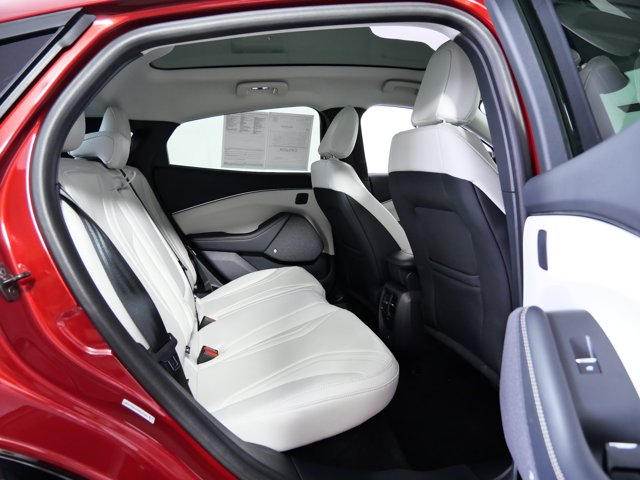 Vehicle image 13 of 28