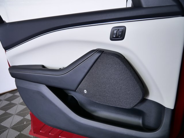 Vehicle image 26 of 28