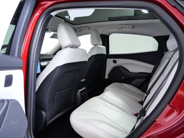 Vehicle image 14 of 28