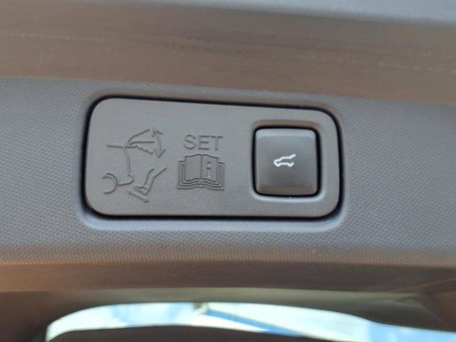 Vehicle image 25 of 31