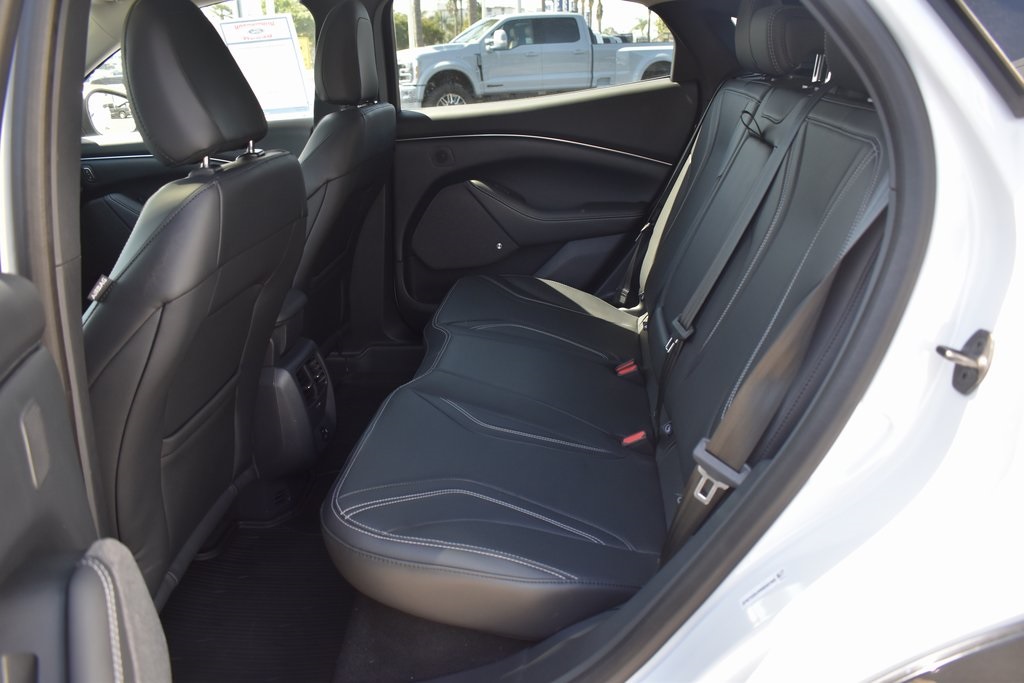 Vehicle image 11 of 27