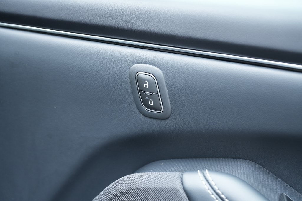 Vehicle image 32 of 53