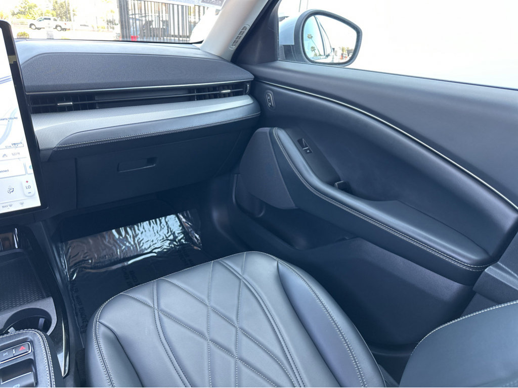 Vehicle image 19 of 43