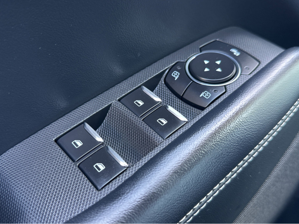 Vehicle image 33 of 43