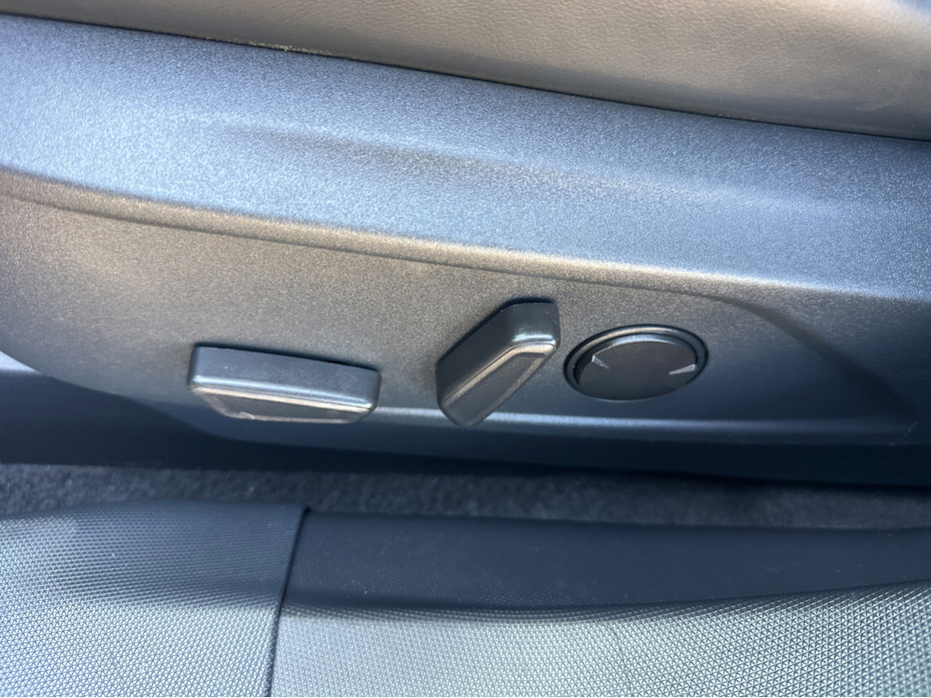 Vehicle image 31 of 43
