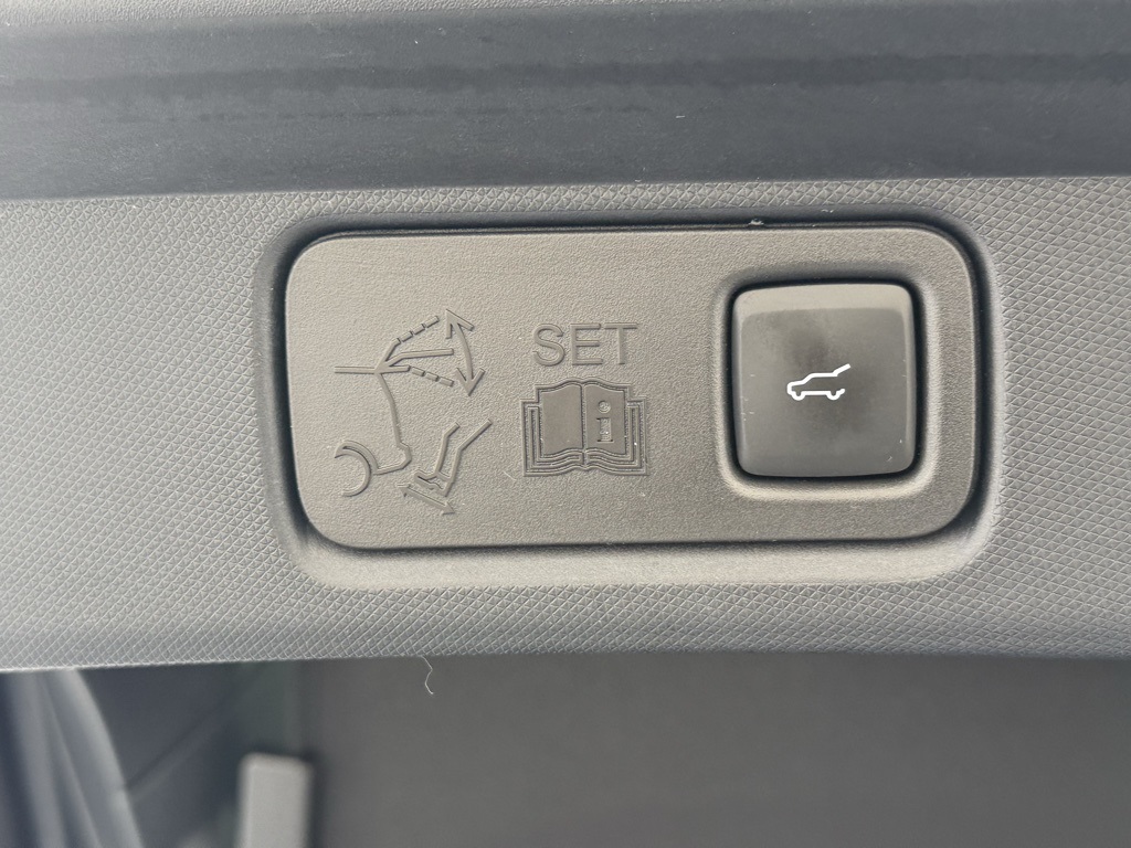 Vehicle image 8 of 32