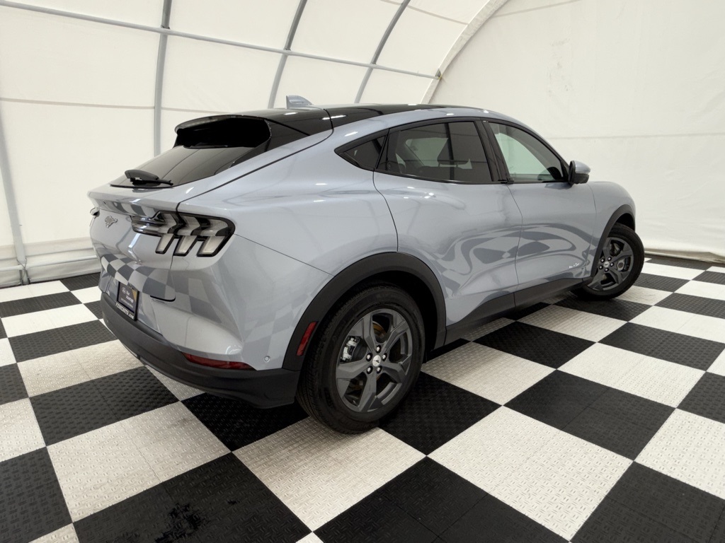 Vehicle image 4 of 32