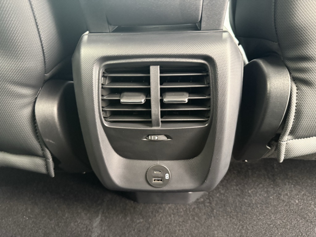 Vehicle image 17 of 32