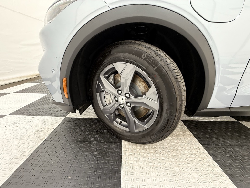 Vehicle image 10 of 32