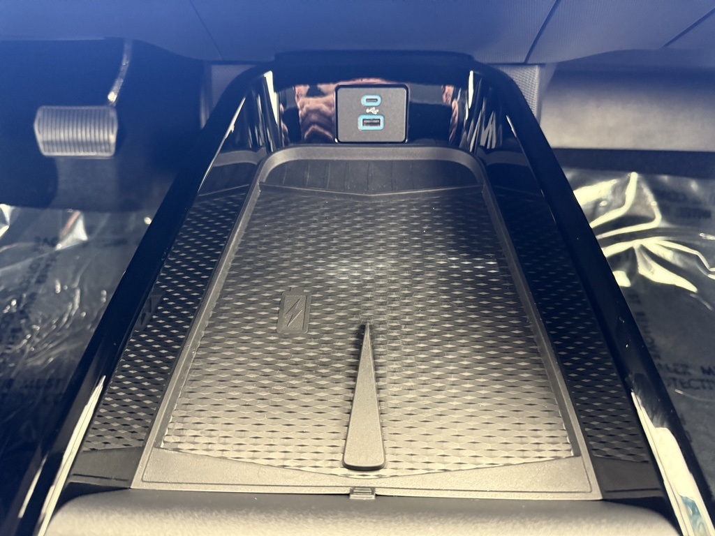 Vehicle image 28 of 32