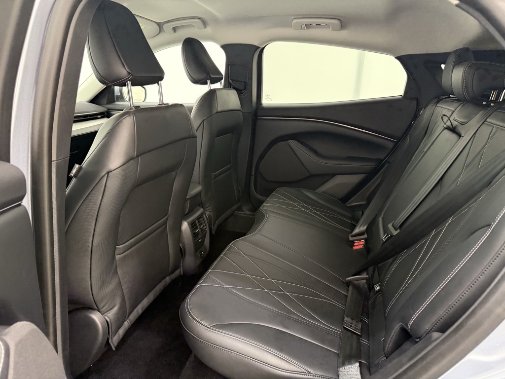 Vehicle image 14 of 32