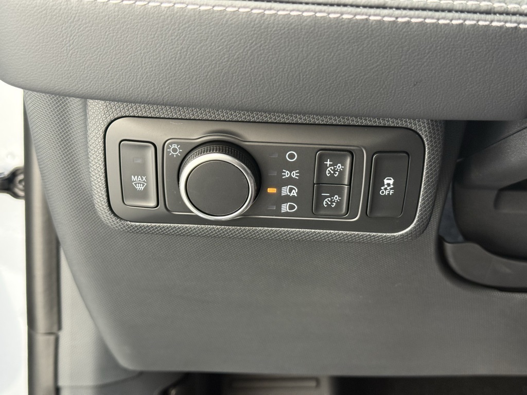 Vehicle image 23 of 32