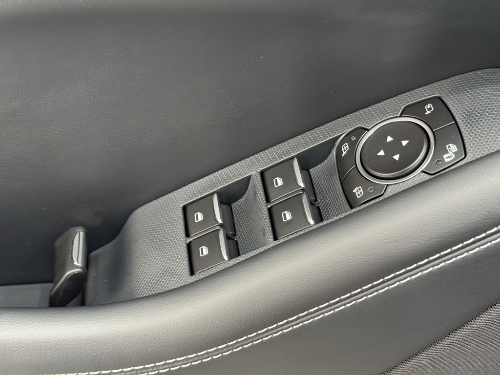 Vehicle image 21 of 32