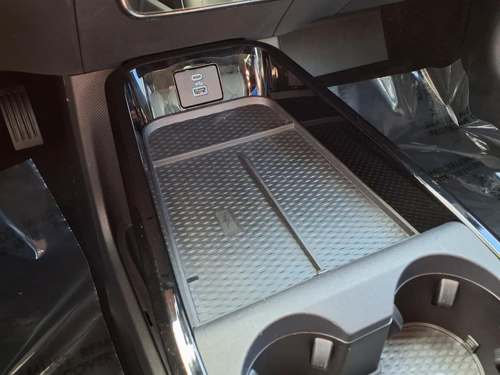 Vehicle image 17 of 28