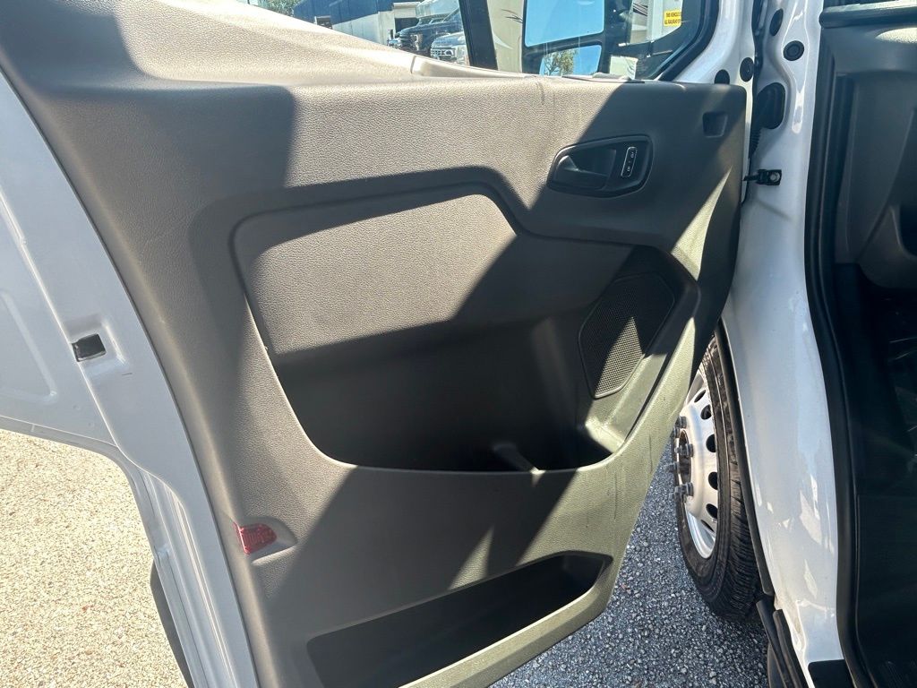 Vehicle image 21 of 28