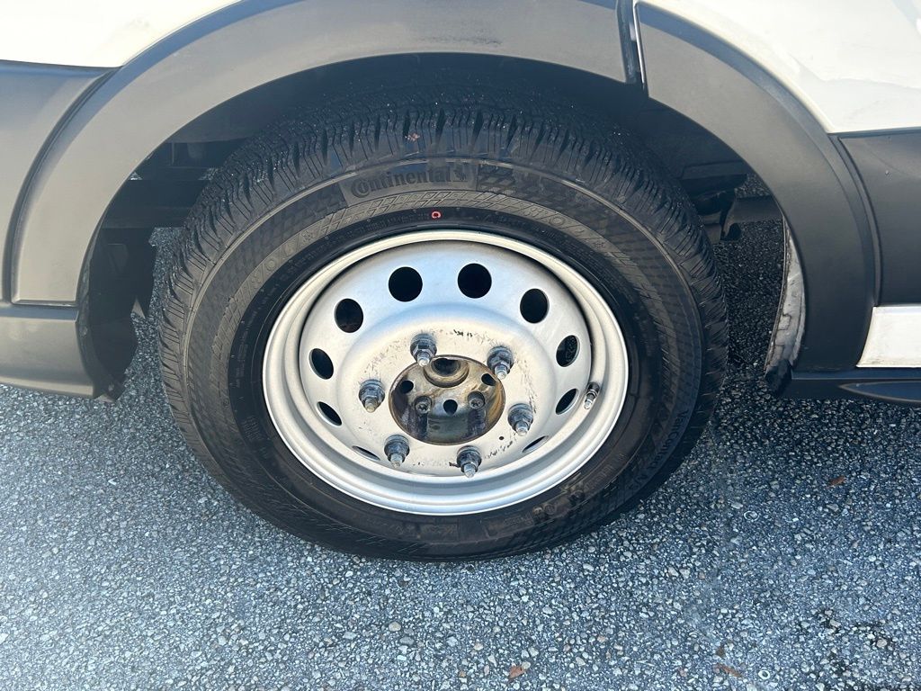 Vehicle image 16 of 28
