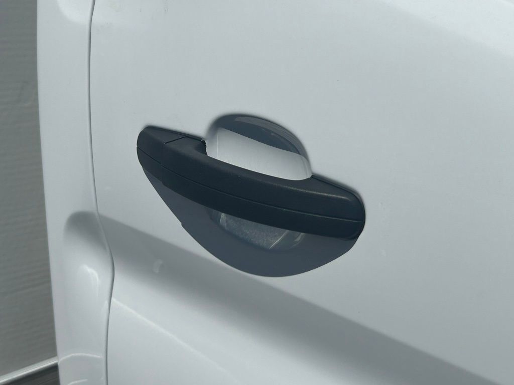 Vehicle image 18 of 28