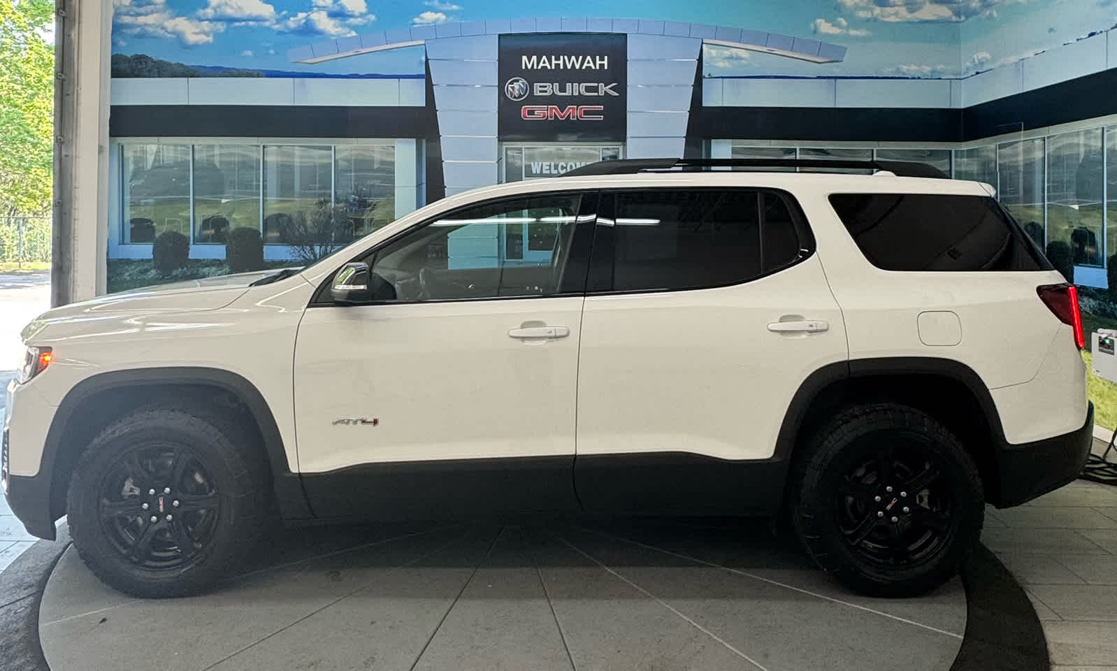 Vehicle image 11 of 44