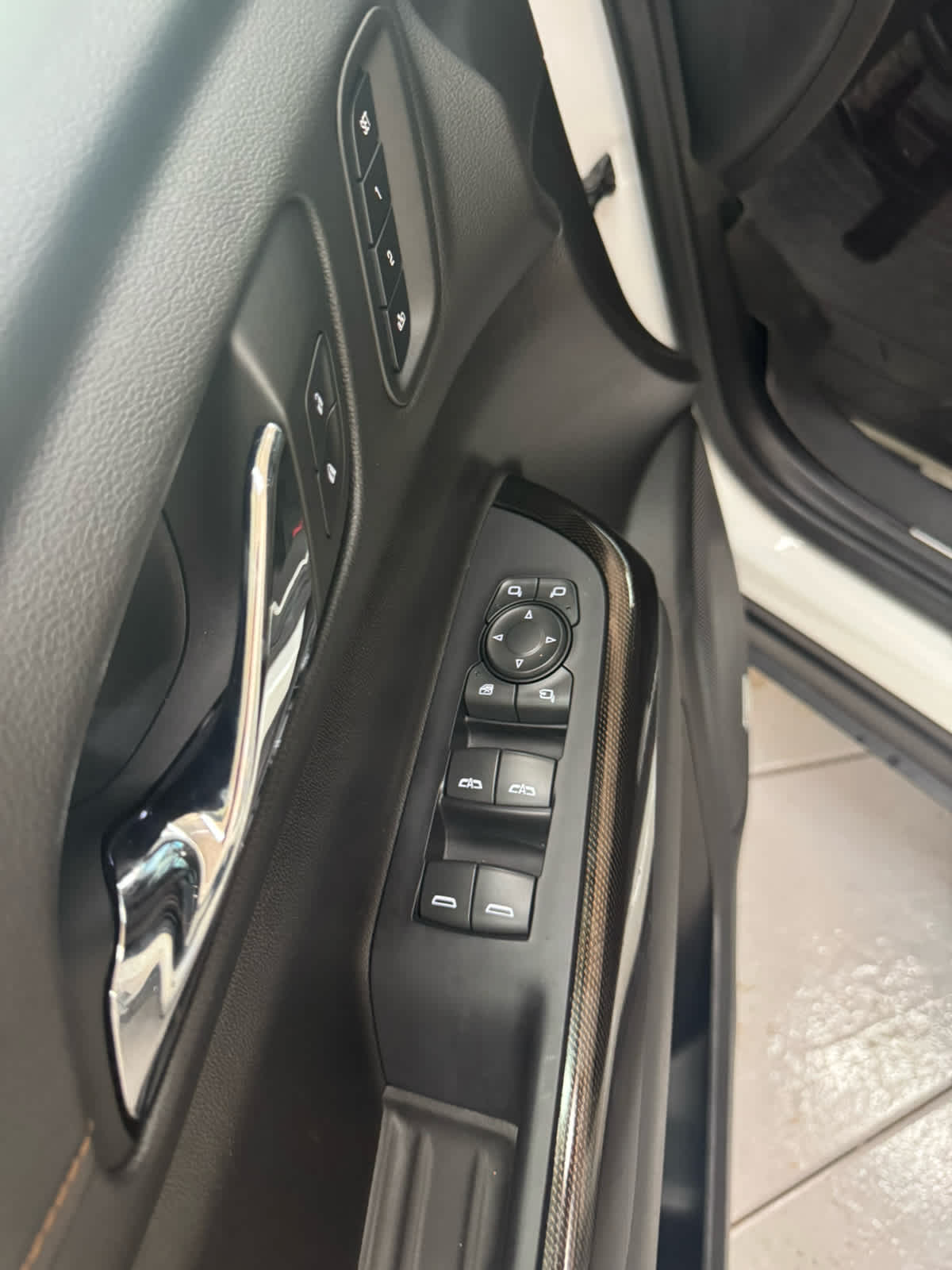 Vehicle image 33 of 44