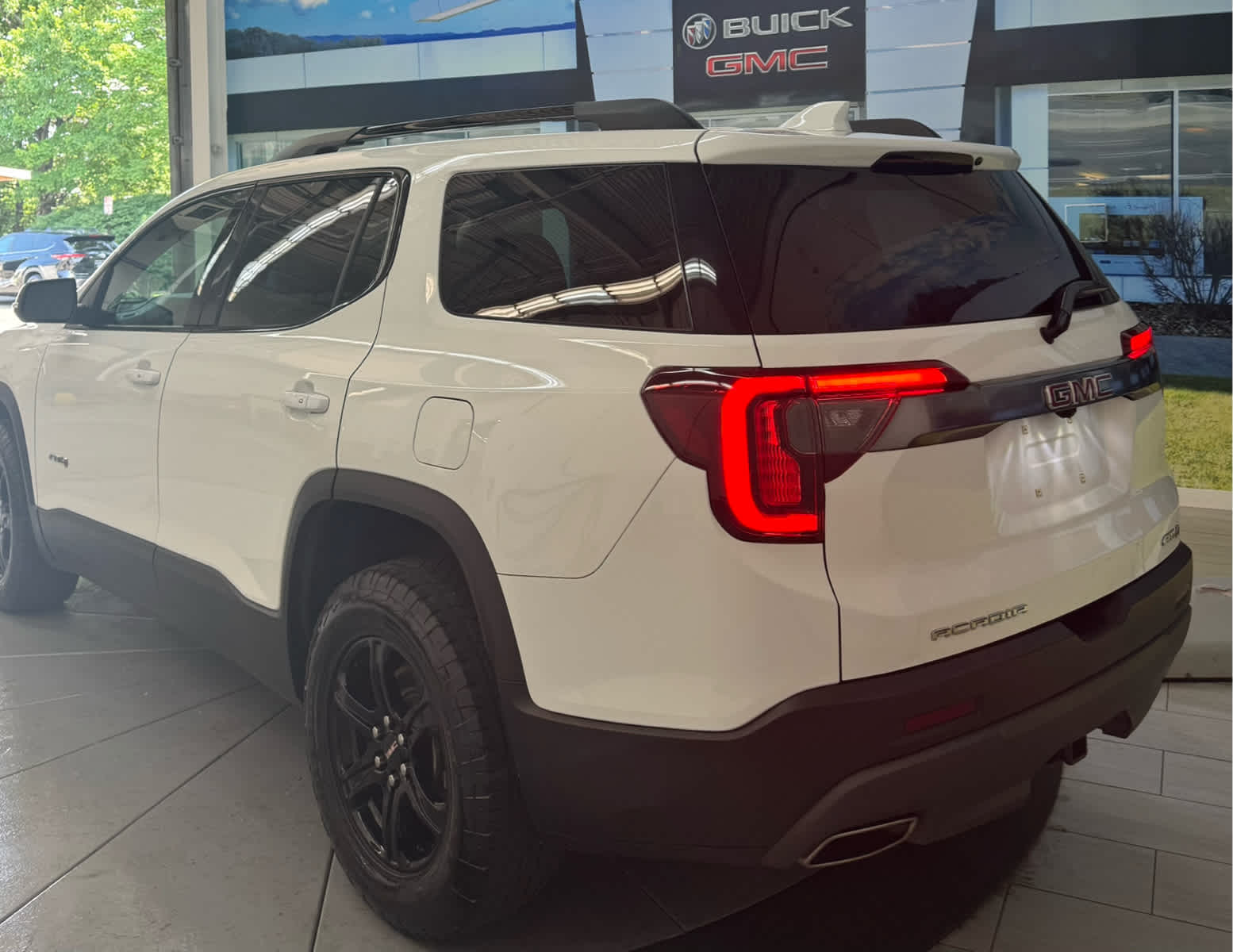 Vehicle image 10 of 44