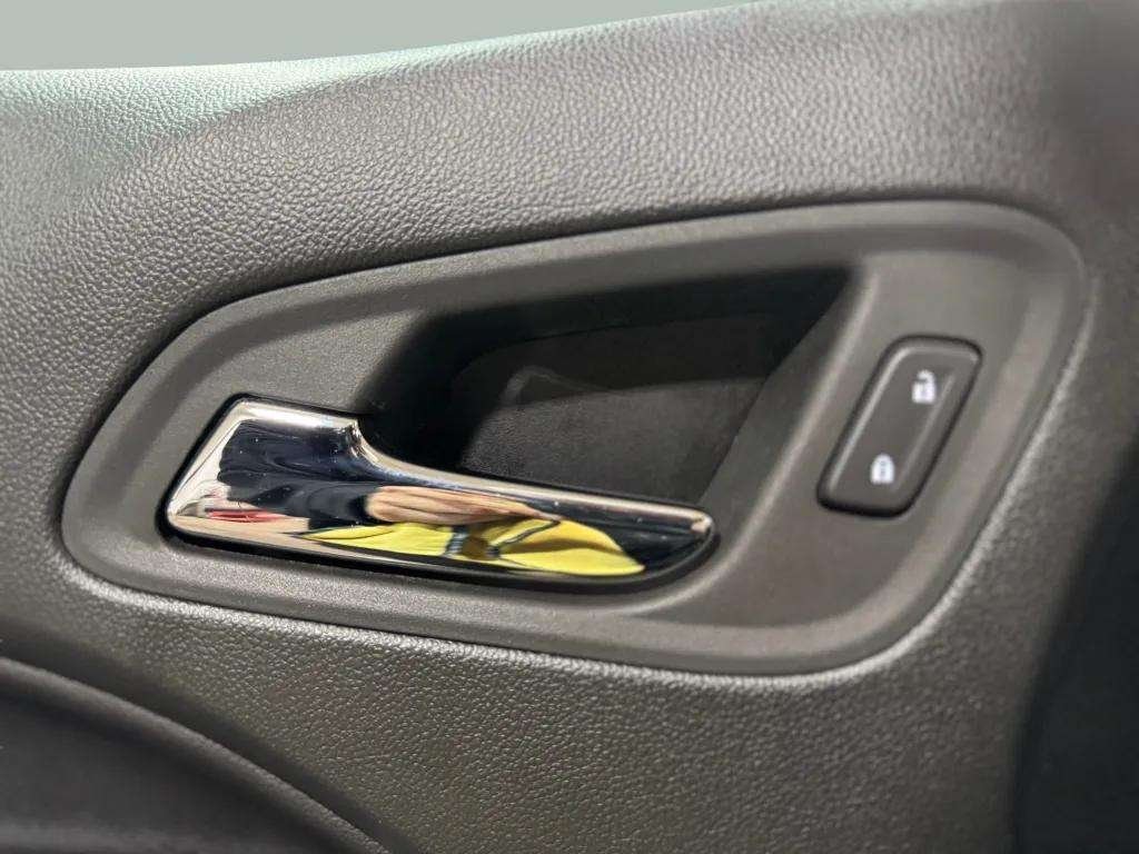 Vehicle image 22 of 33