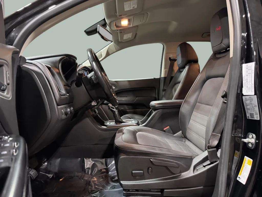 Vehicle image 25 of 33