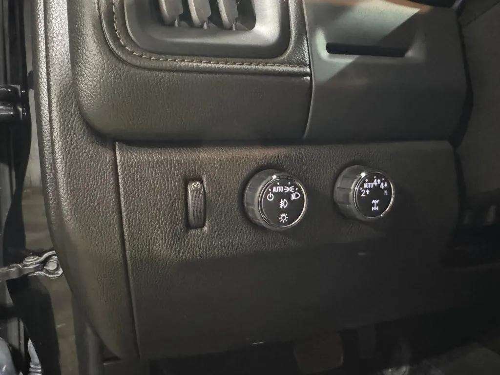 Vehicle image 23 of 33