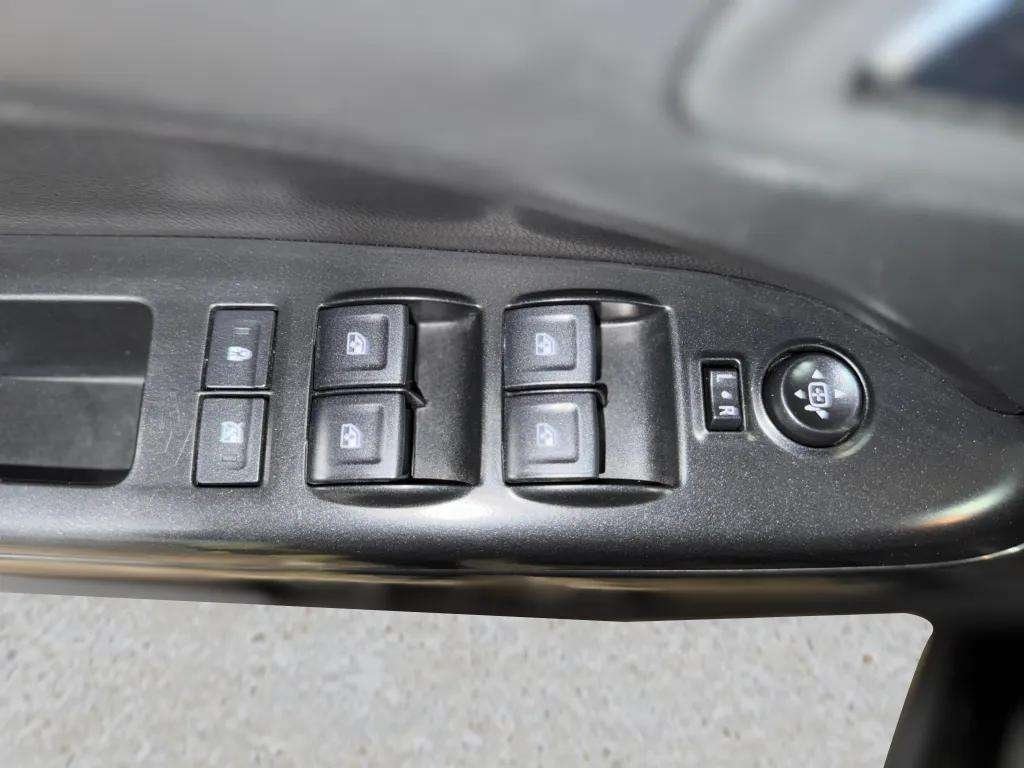 Vehicle image 21 of 33
